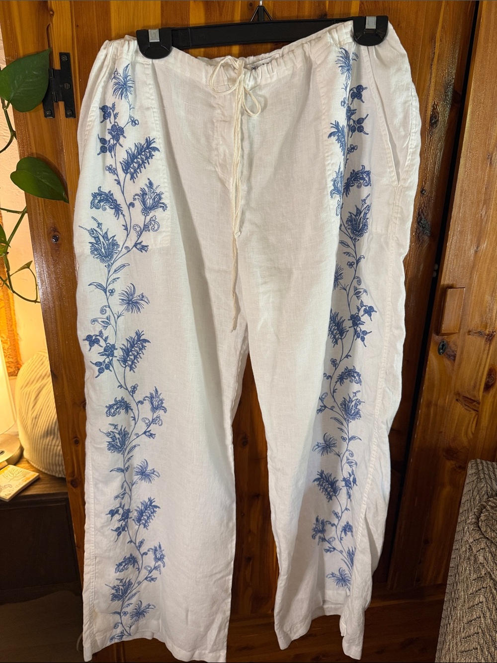 Johnny Was White Linen women’s Drawstring Pants with Blue Floral Embroidery